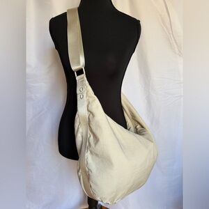 Alo Yoga Om the Go Gym Sling in Bone